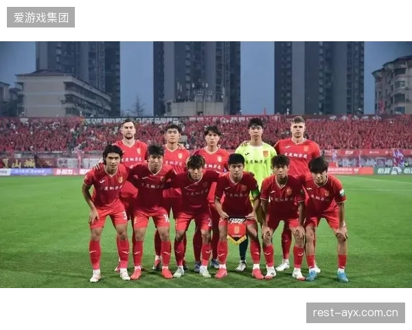 升班马重庆铜梁龙以稳固的防守反击战术，力压多支传统强队高居联赛次席。
